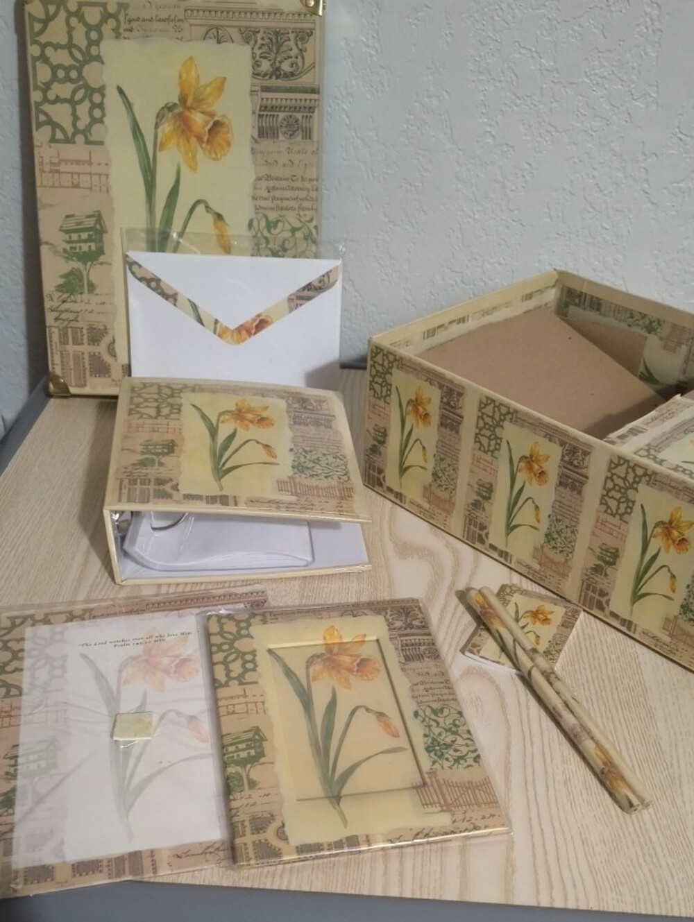 Vintage Floral Daffodil Stationary Set With Decorative Box / Picture Frame